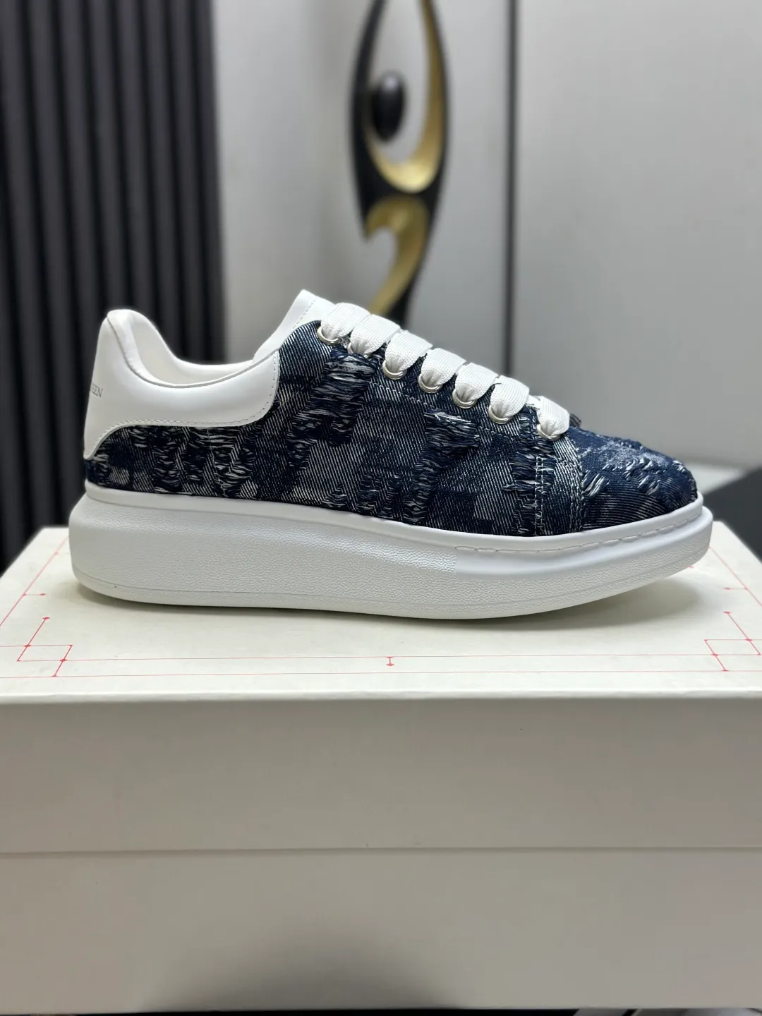 👟👟Ex-factory price 600👟👟 (🥇Top version produced in Dongguan🥇) A new upgrade of the classic McQueen white shoes. This upgrade of McQueen, which has been done for 4 consecutive years, will definitely bring you the most cost-effective ALEXANDER MCQUEEN classic in the market. If you are not confident about the quality of such a classic and world-destroying model, there is really no need to put it on the table🔙.  Purchased original version from HK counter, various demolitions.  All kinds of PKs are welcome💥.  (Anyone who has the original version at the stall is welcome🆚) The thick sole perfectly increases the elongated visual effect. The most perfect proportion of the shoe body is this last shape. The logo font on the rear tail is printed in small fonts. The logo on the foot is made of genuine leather with air-pressed colorless process. We will always update the color with the counter. 🔘Upper: genuine customized environmentally friendly full-grain cowhide 🔘Inner lining: imported mixed sheepskin (the genuine product is also sheepskin, not the cheap cowhide on the market) 🔘Sole: Exclusive molded TPU➕rubber injection molded layered outsole, (purple tail, pink tail, red tail, burgundy tail, rose gold tail sequin series, Velcro men's model needs to be customized, non-returnable) 🔘Code number 34-44 (women's size 34.40 is custom-made).